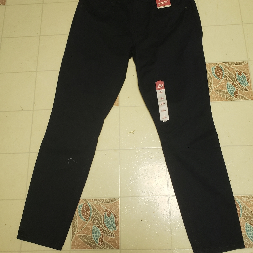 Brand New Arizona Jean Skinny Leg Slim Fit Through